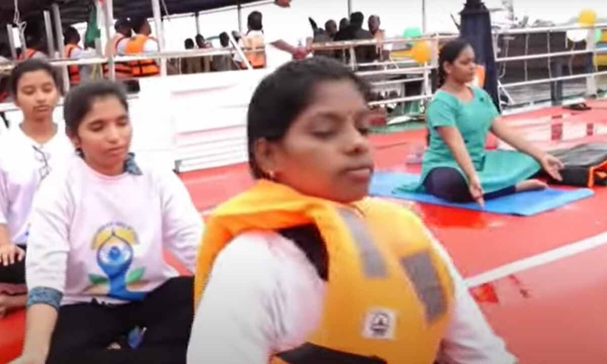 1558854 yoga