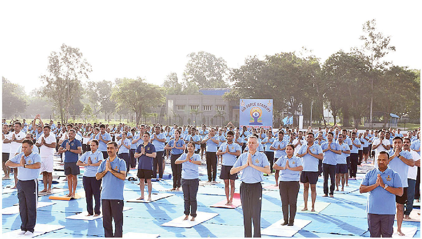 1561708 yoga