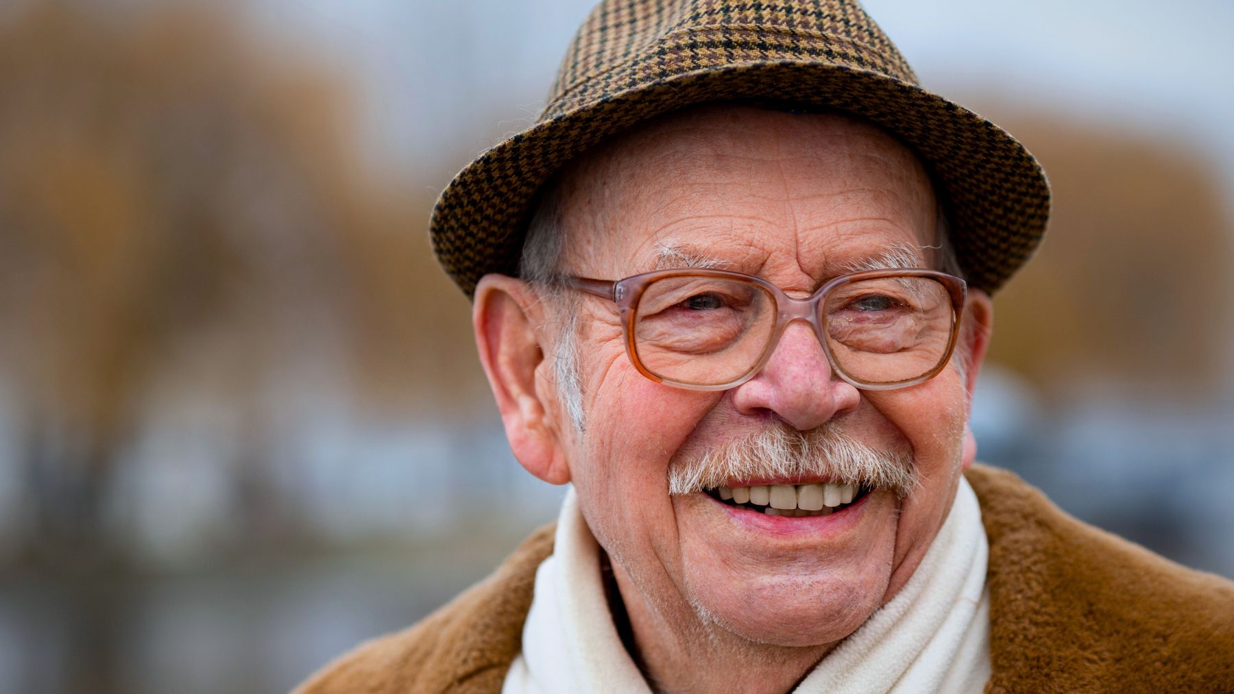 Senior man wearing a hat