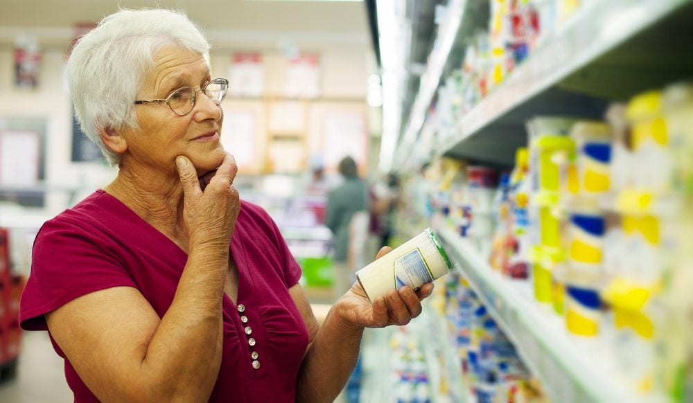 Senior woman at a grocery store e1749122481282