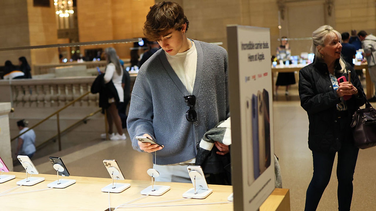 man shopping for iphone