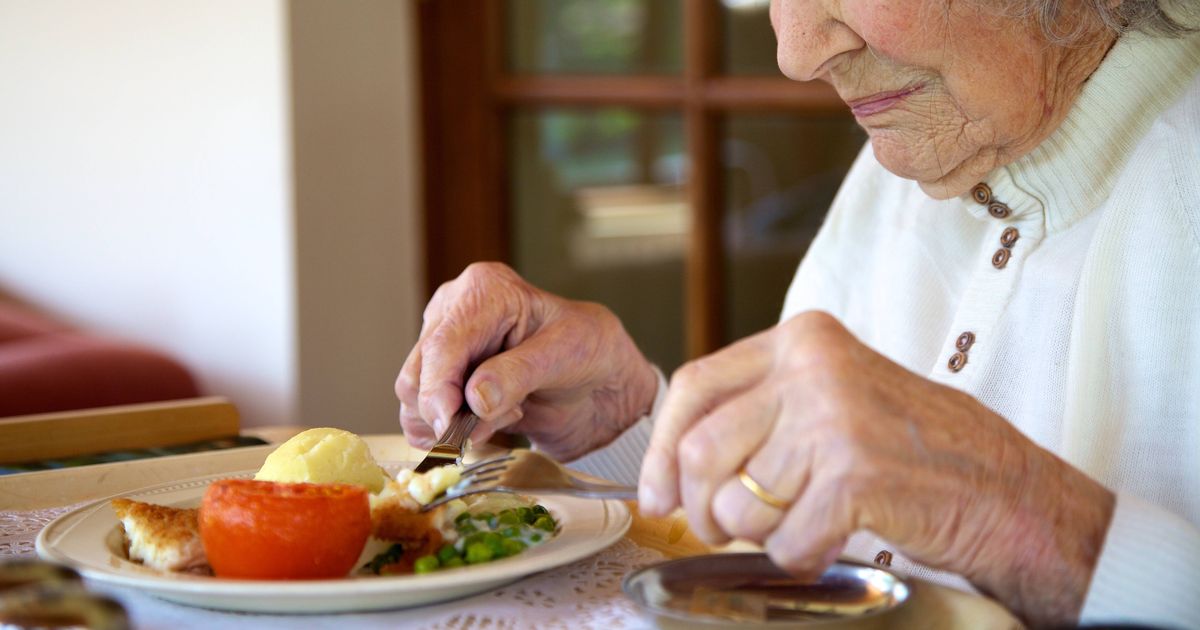 0 Old woman lunch
