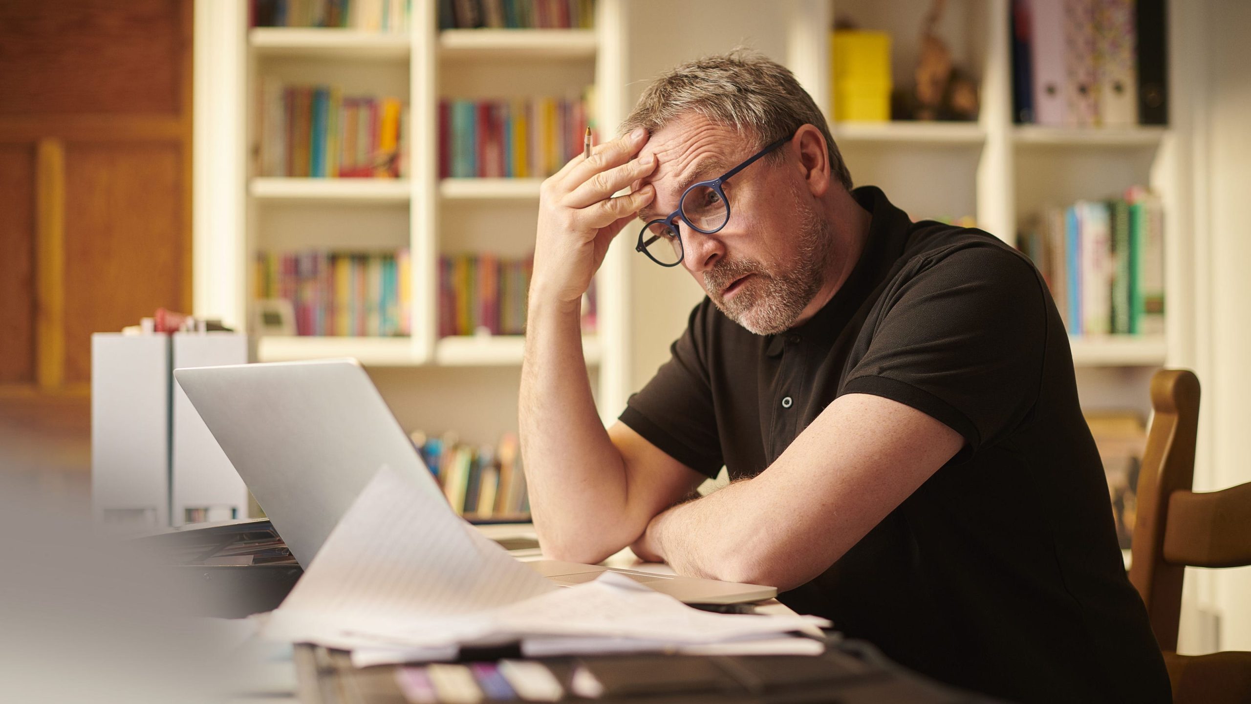 85030536007 worried investor looking at computer scaled