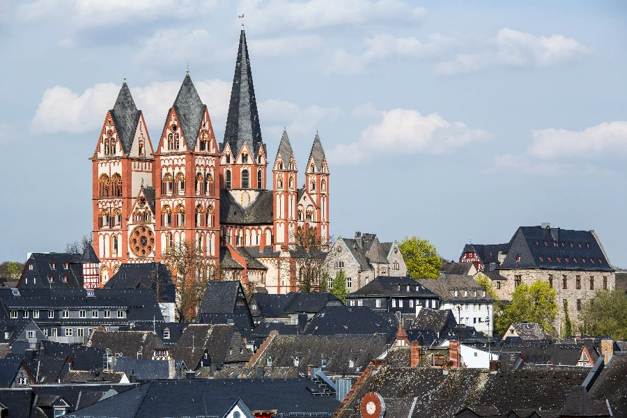 Limburg an der Lahn Dom mit Altstadt von Suedwesten 20140402