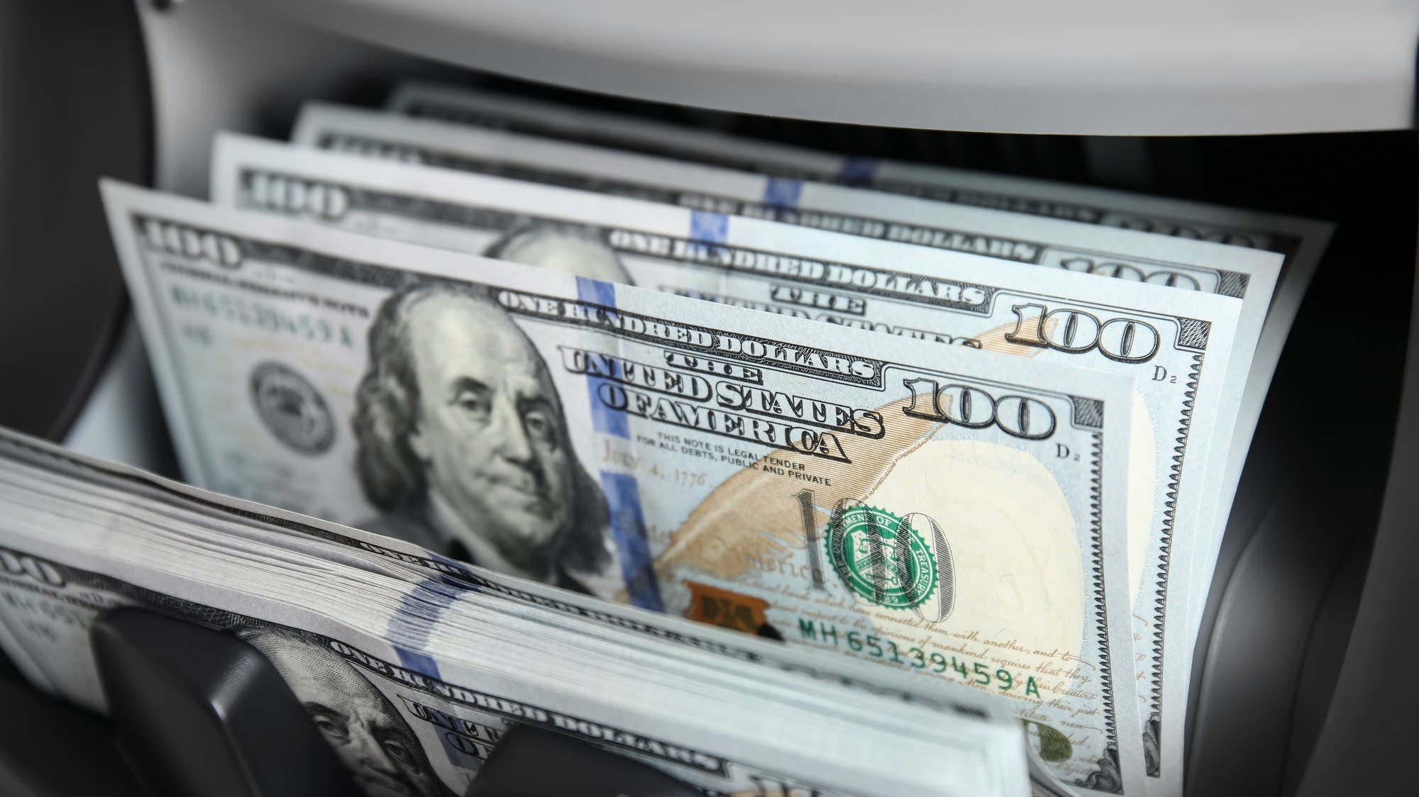 b73b51 20250702 modern electronic bill counter with money closeup 2000