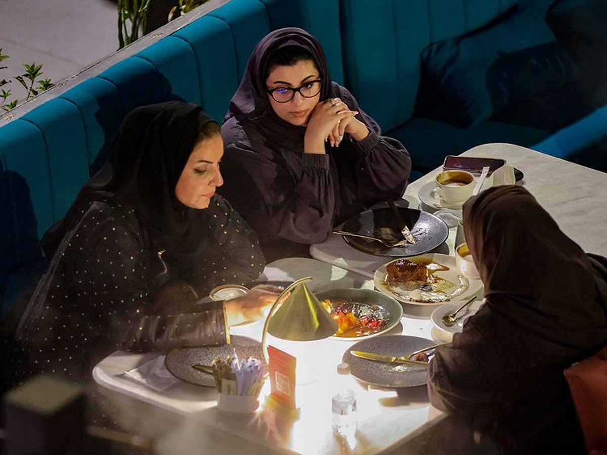 gulfnews2Fimport2F20212F082F262FSTOCK SAUDI WOMEN PEOPLE ECONOMY RESTAURANT 17b81938fba large