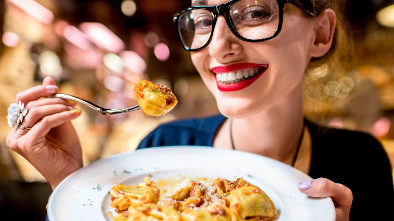 rude habits people old fashioned manners avoid when ordering restaurants