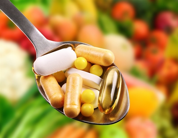 spoon with dietary supplements on fruits background Image ronstik A2 fdd57afbf3824df8bcd48d9dae10d15c 620x480 1