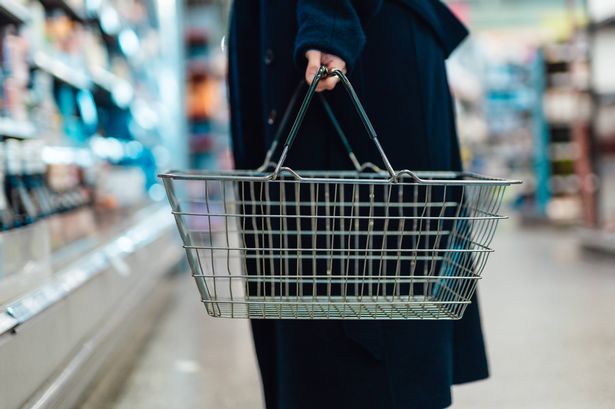 0 Food and grocery shopping in supermarket