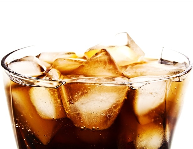 Cola in glass with ice cubes on white background Domnitsky c52407fde7b3426fb37d467a46ab9331 620x480 1