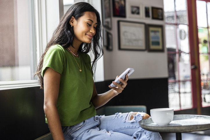girl with phone