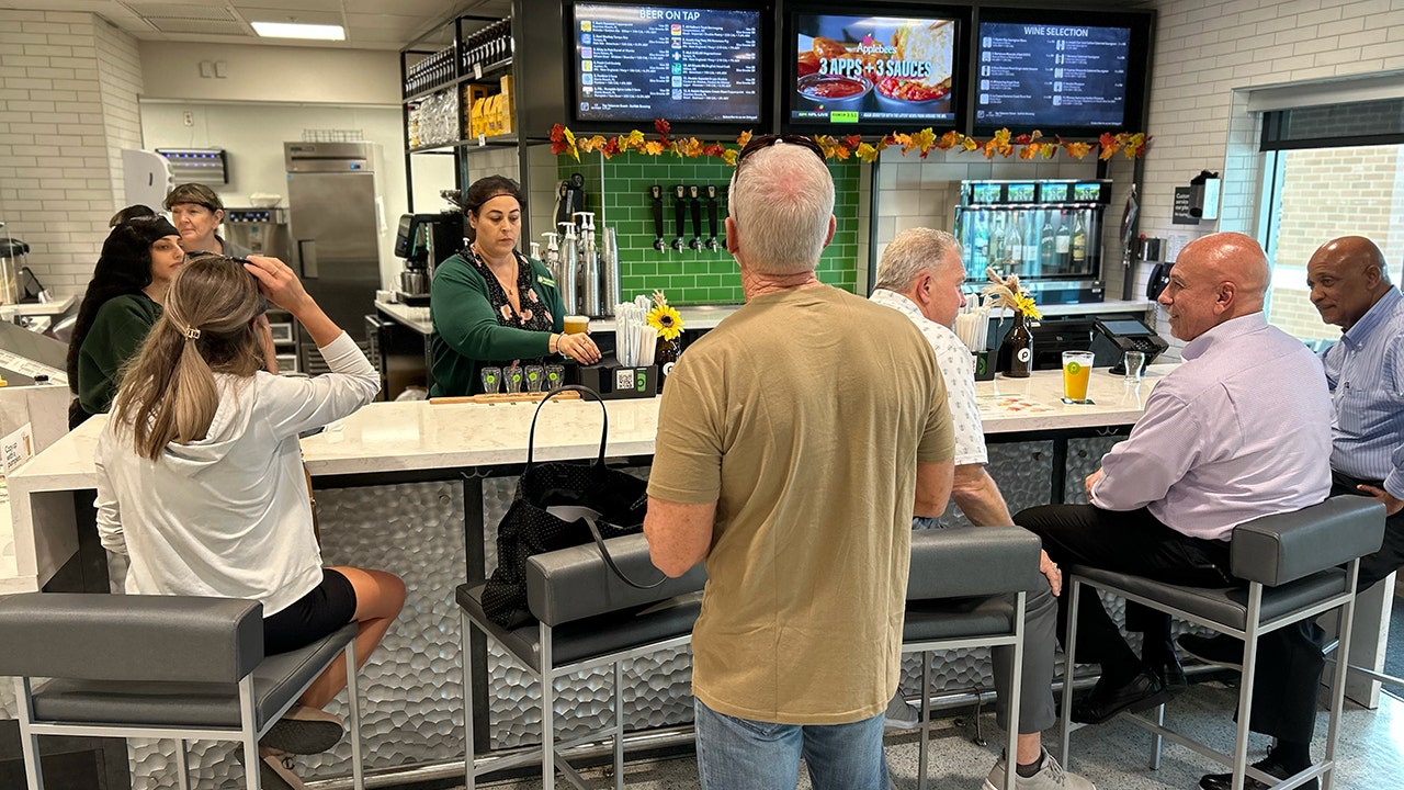 publix pours customers at bar