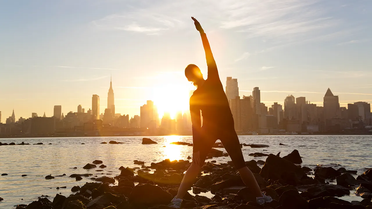 Happiness expert shares 6-step morning routine that boosts mood and productivity 3 stretch sunrise city skyline