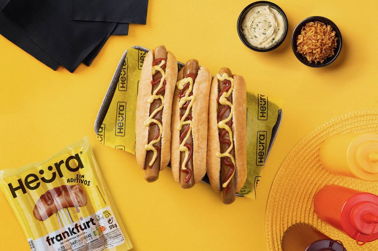 Heura Launches Plant-Based Frankfurter and Shares Recipe with Meat Industry Leaders - vegconomist 1 Heura frankfurter