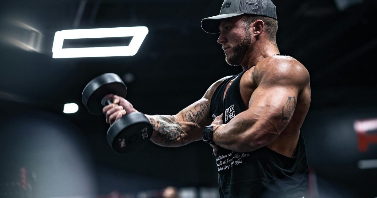 Does hitting the gym keep your telomeres young? Researchers study the DNA - The Manual 3 pexels marcuschanmedia man weightlifting gym e1762206540832