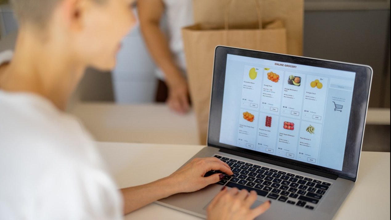 Cold Chain Demands Rise as Online Grocery Purchases Expand - Mexico Business News 1 woman choosing groceries online and man with bags 2025 03 13 04 05 28 utc