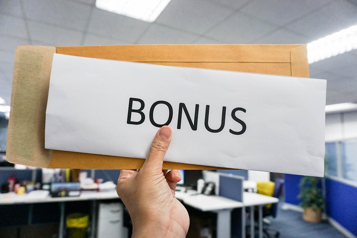 5 Powerful Ways To Use Your Year-End Bonus 1 350bc86f8ca6844602343e944f0867d6