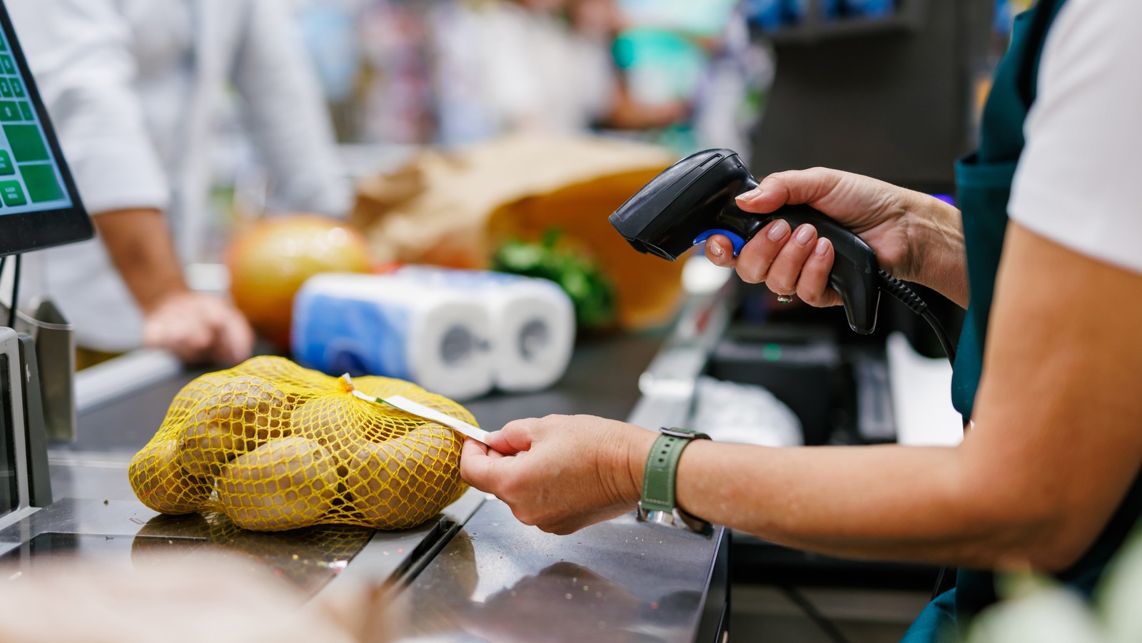 10 Things Aldi Employees Wish You Would Stop Doing 2 l intro 1764705098