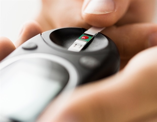 Close up of man checking blood sugar level by glucometer and test stripe at home Syda Productions 38556bda69fc416291c66c075c749eb4 620x480 1