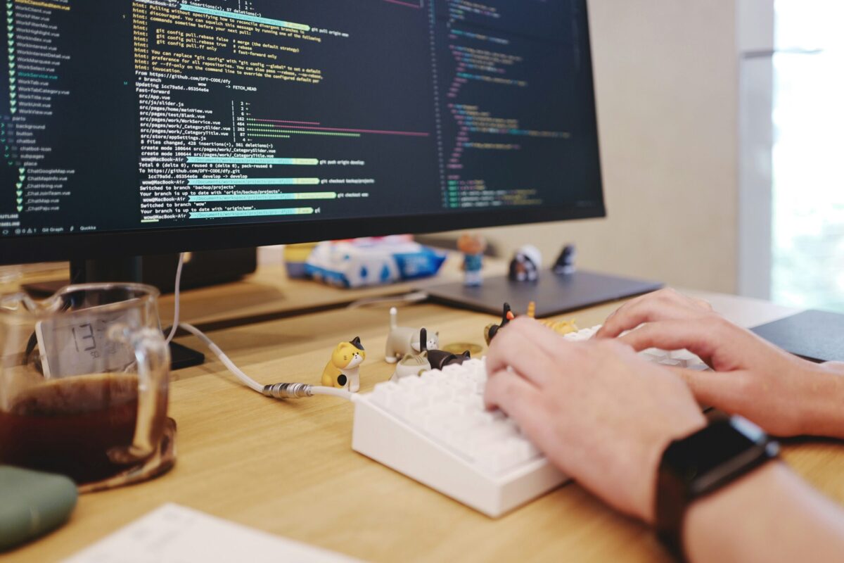 challenges developers face when building apps for smart glasses featured image scaled optimized