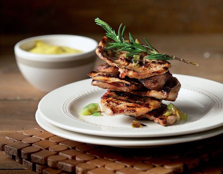 mprizolakia choirina marinarismena se idiotypi marinada krasioy gastronomos 768x960 1 768x600 1