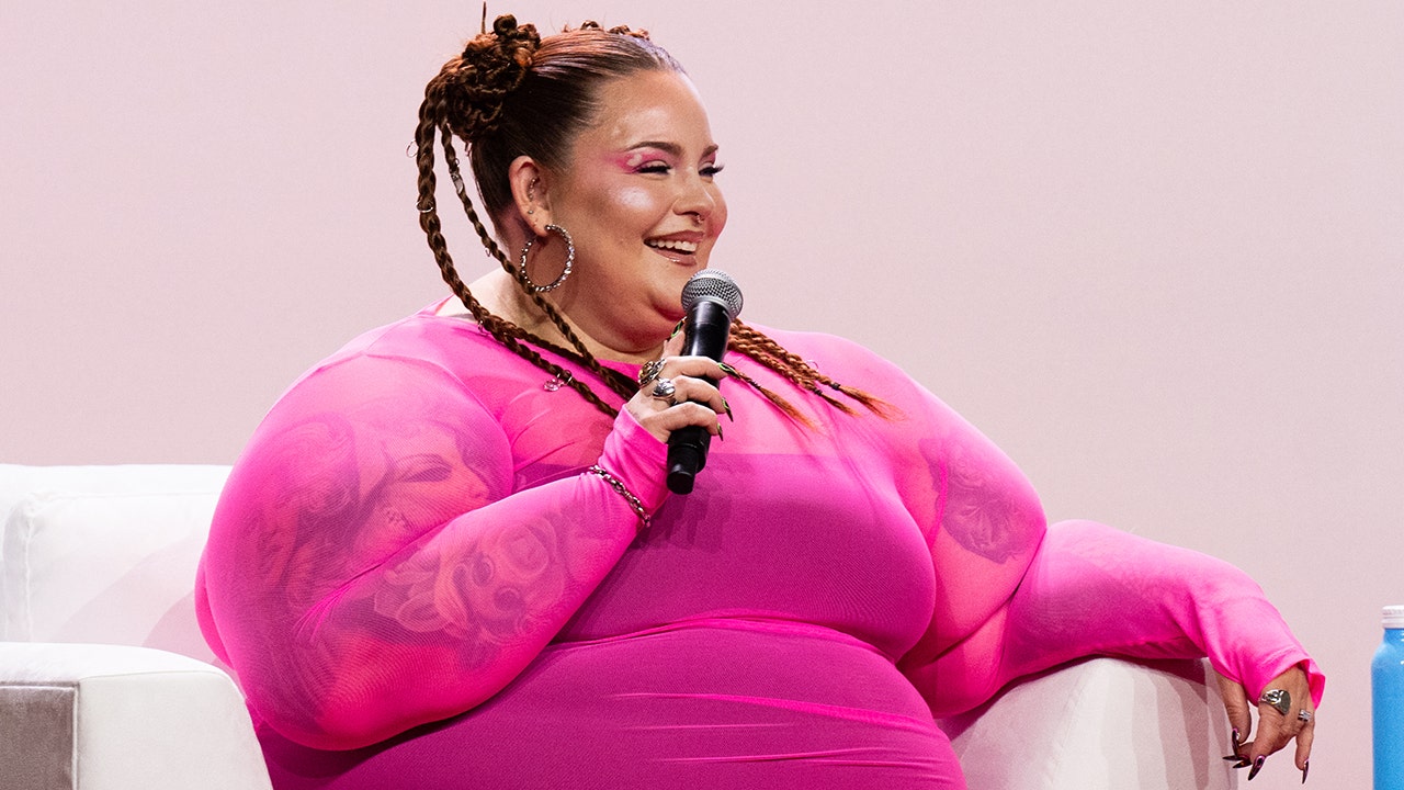 tess holliday in pink