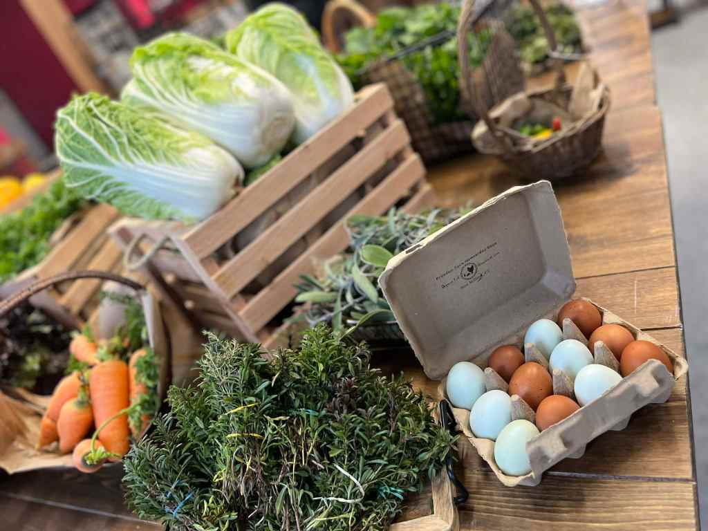 A CT woman opened a new food store. Her meet-the-farmer model draws from growers across the state. - Hartford Courant 1 thc l MercadoPopular 021726 01