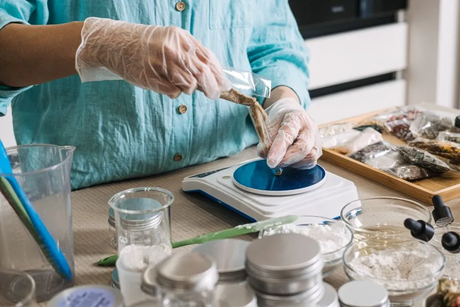 639087311292367225Hands making a natural beauty product