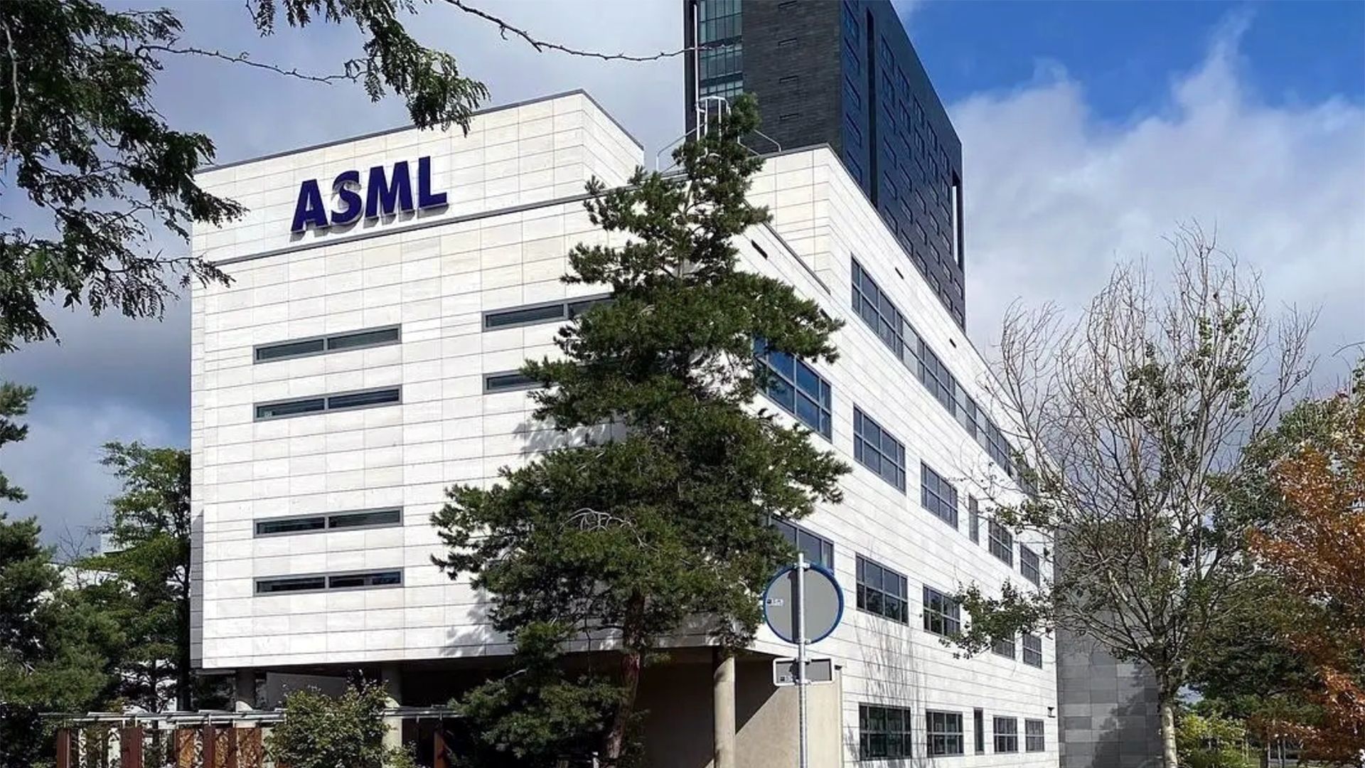 ASML workers still in the dark seven weeks after 1,700 management cuts announced cuts represent 4% of its global workforce 1 EGXamcWxVuFiTc6pCbeE25 1920 80