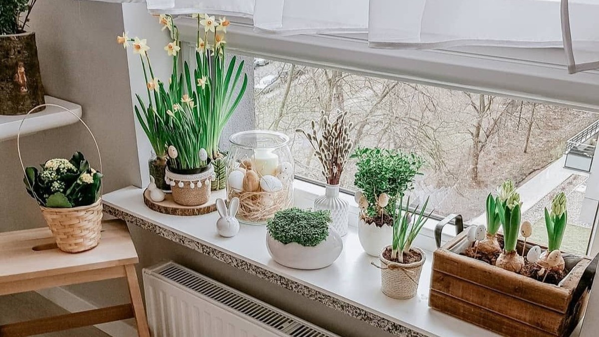 Window sill spring decor