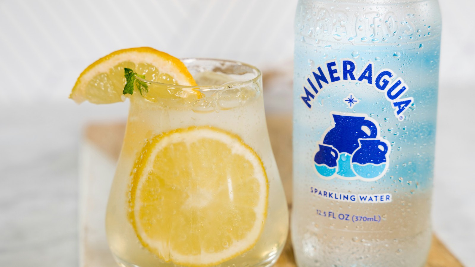 How Sparkling Water Impacts Your Health: Hydration, Digestion, Teeth, and Bones Explained 1 lemon sparkling water