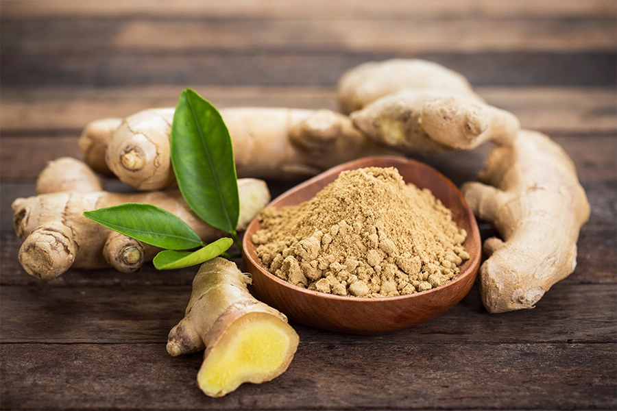 639118550524868737Ginger root and ginger powder in the bowl