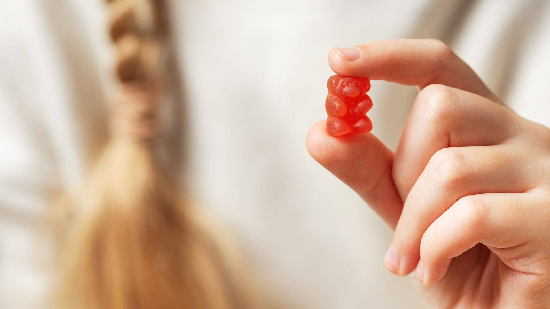 6dd03404e61c child holding vitamin