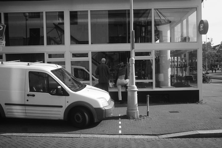 photo 1696180844441 28377439b364