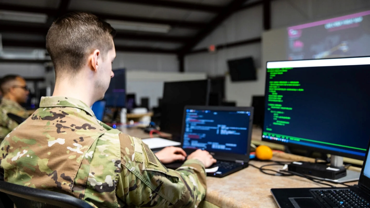 241017 DVIDS soldier computers 7758907 scaled e1729191253630 1536x865 1