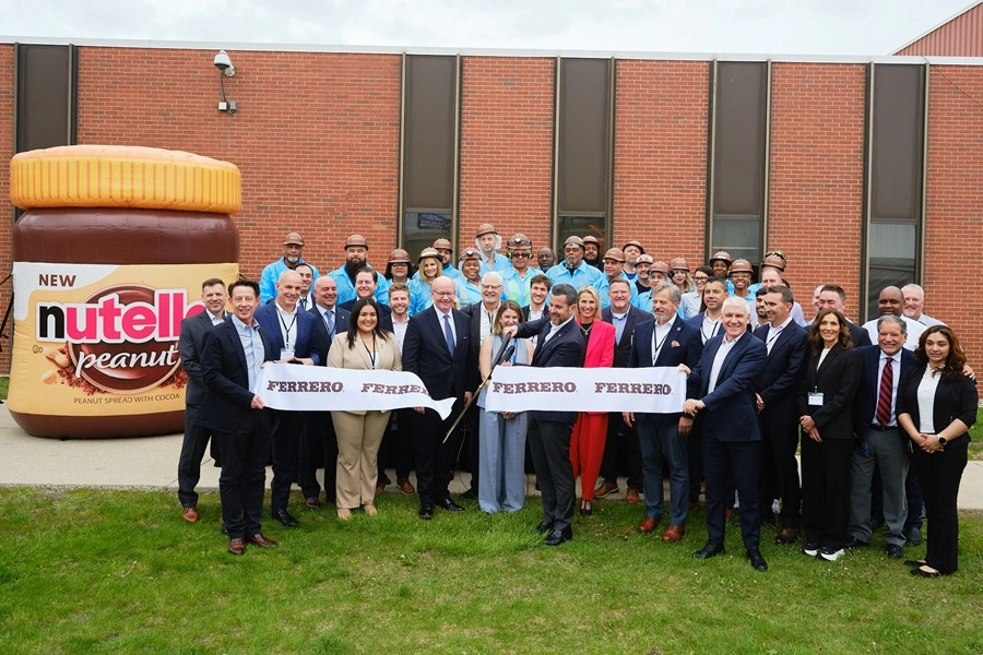 639132206603457328large team of people standing in front of huge nutella bottle model