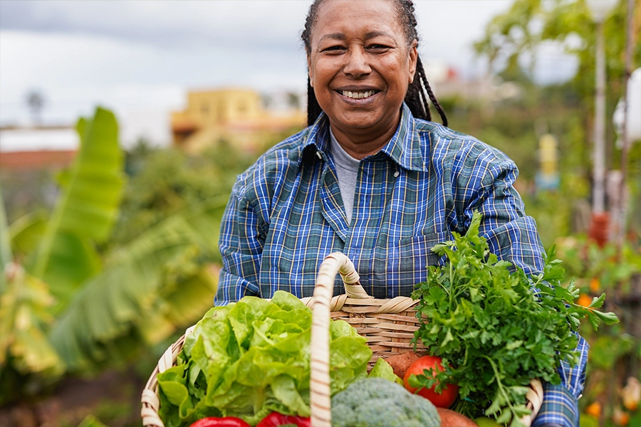 639134941957068653happy woman holding fresh harvested vegetable at house garden
