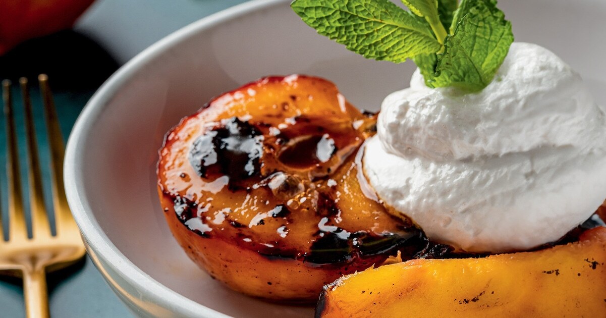 VegNews.SmokedPeachesWithBoozyVeganRumWhip202