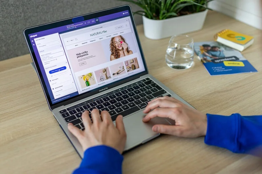 shoper slLo94wES2M unsplash 1