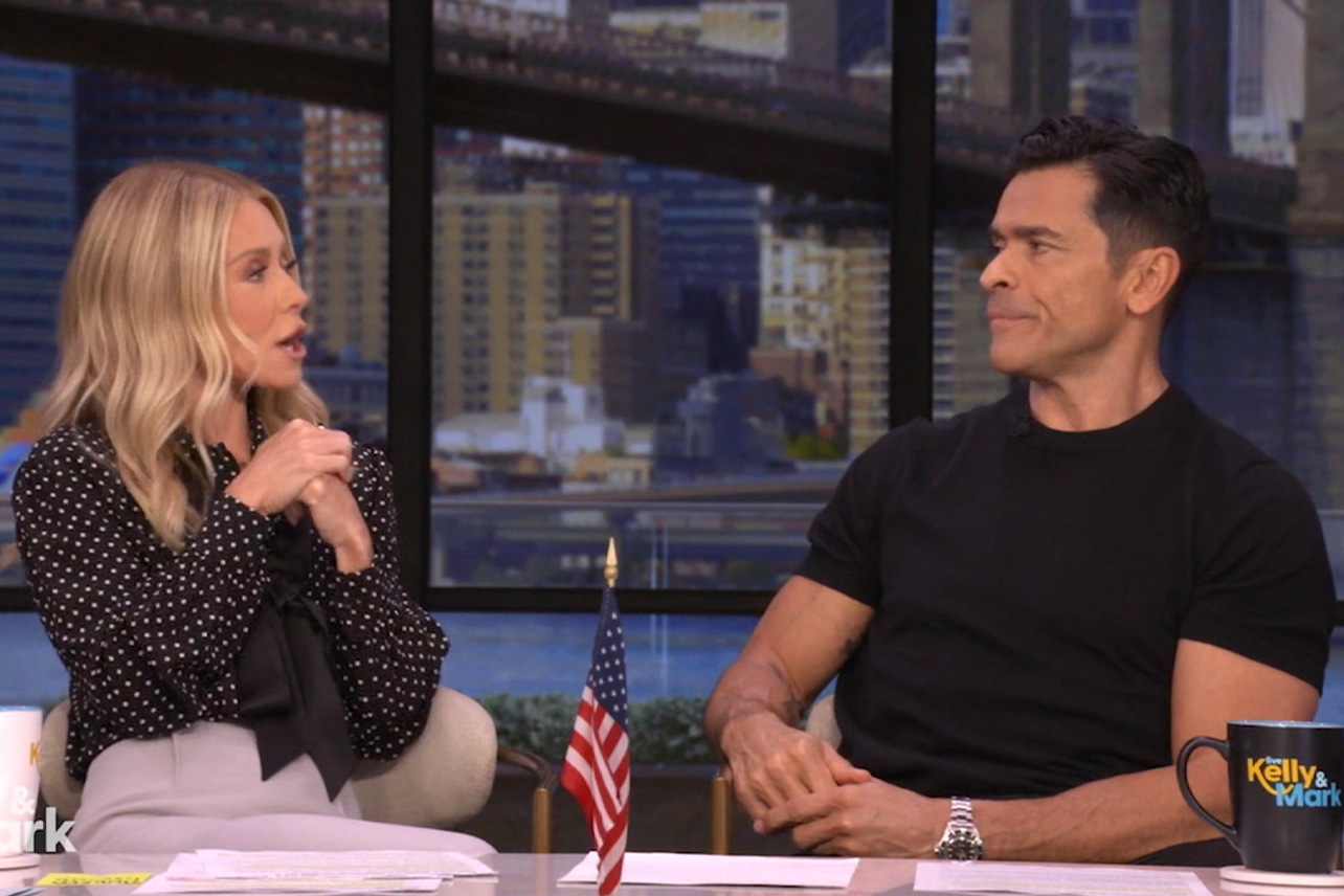 Mark Consuelos Tells Kelly Ripa To Keep Going With Her Heavy Lifting Phase Workouts: So You Think That My Butt Will Get Bigger? 2 wp content2Fuploads2Fsites2F22F20262F052FKR MC B pic