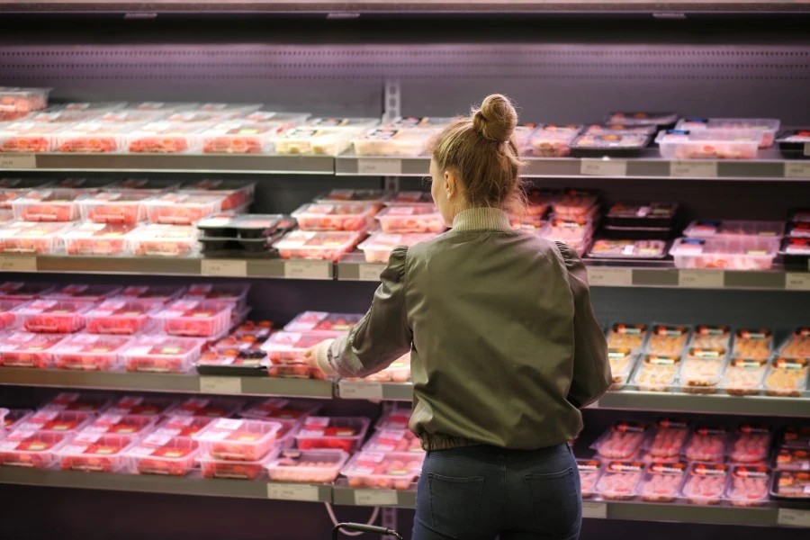 UN FAO: Global livestock production surges over 60 years but access gaps persist - Food Ingredients First 2 639162663277486048Woman shopping for meat in the grocery aisle