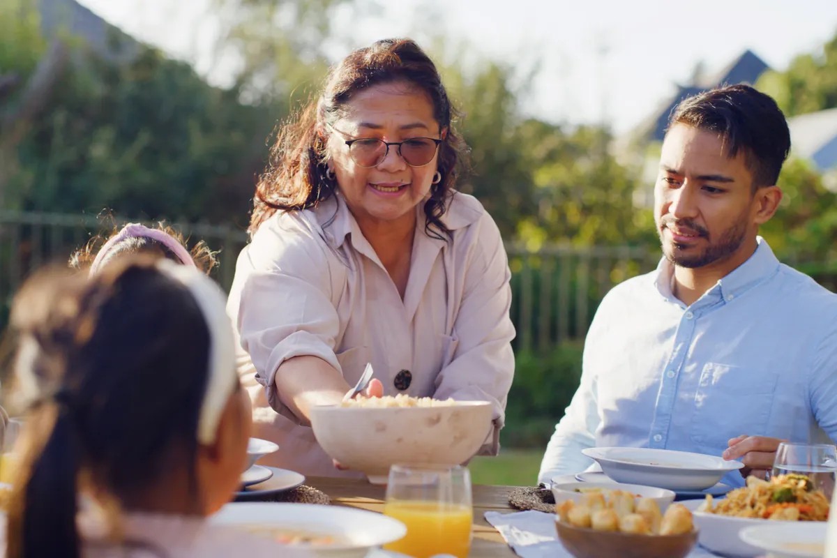 639165269936634574Family eating outside