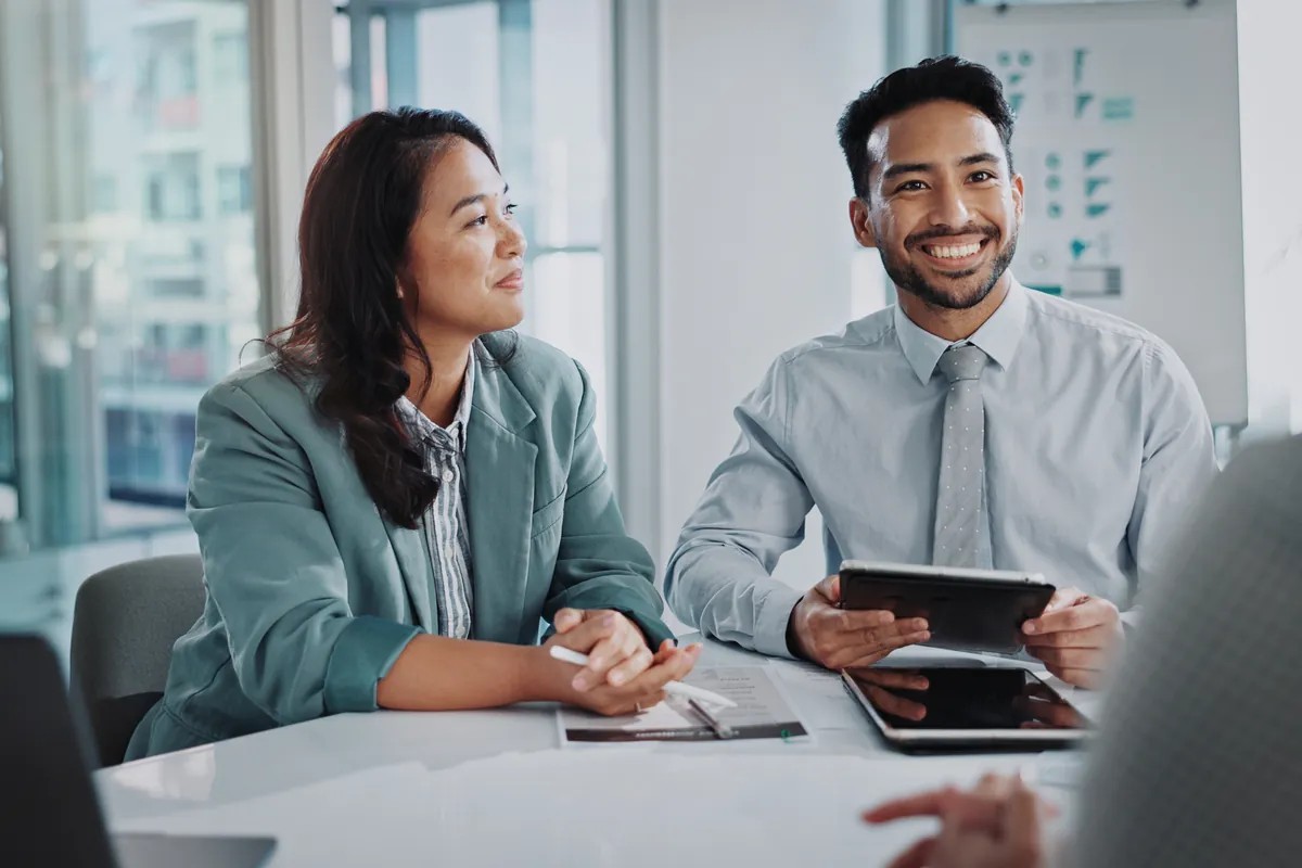639179918541955701People in investment meeting